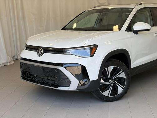 Pure White 2025 Volkswagen Taos 1.5T SE