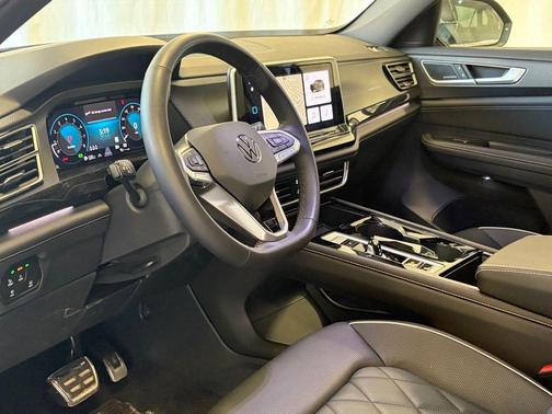 Deep Black Pearl Effect 2025 Volkswagen Atlas Cross Sport 2.0T SEL Premium R-Line