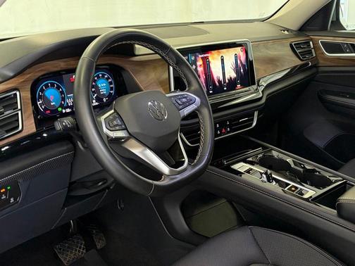 Silver Mist Metallic 2025 Volkswagen Atlas 2.0T SE w/Technology