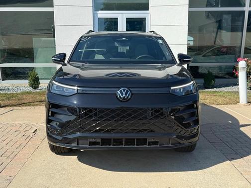 2025 Volkswagen Tiguan 2.0T SE R-Line Black