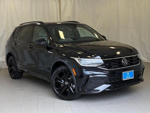 Deep Black Pearl Effect 2023 Volkswagen Tiguan 2.0T SE R-Line Black