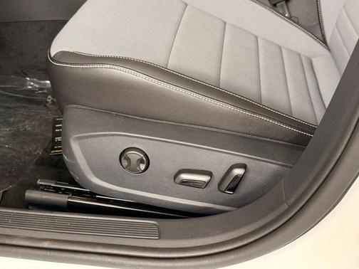 Opal White Pearl 2026 Volkswagen Jetta 1.5T SE