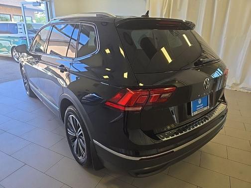 Deep Black Pearl Effect 2024 Volkswagen Tiguan 2.0T Wolfsburg Edition