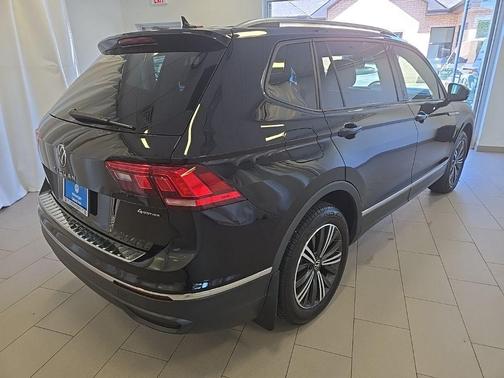 Deep Black Pearl Effect 2024 Volkswagen Tiguan 2.0T Wolfsburg Edition