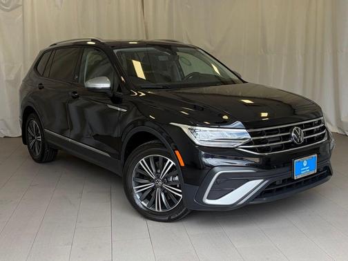 Deep Black Pearl Effect 2024 Volkswagen Tiguan 2.0T Wolfsburg Edition