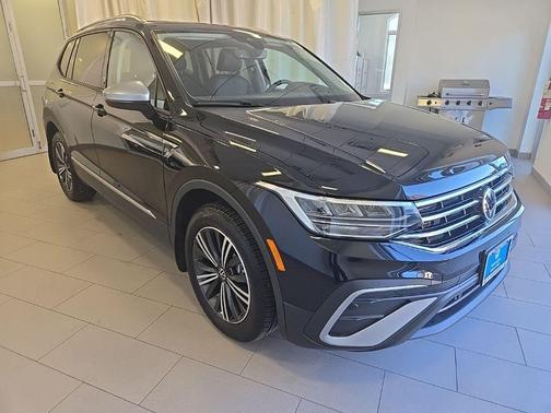 Deep Black Pearl Effect 2024 Volkswagen Tiguan 2.0T Wolfsburg Edition