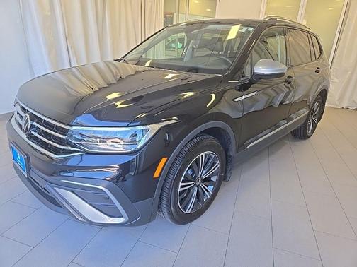 Deep Black Pearl Effect 2024 Volkswagen Tiguan 2.0T Wolfsburg Edition