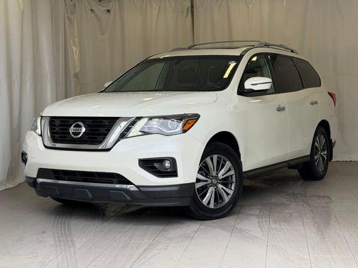 White 2017 Nissan Pathfinder SL