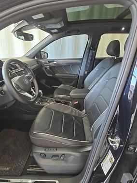 Deep Black Pearl Effect 2023 Volkswagen Tiguan 2.0T SEL R-Line
