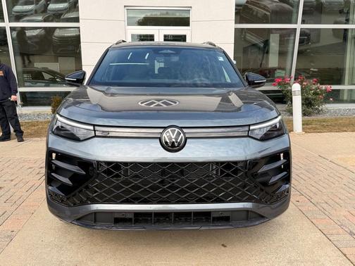 2025 Volkswagen Tiguan 2.0T SE R-Line Black