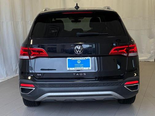 Deep Black Pearl Effect 2023 Volkswagen Taos 1.5T SE