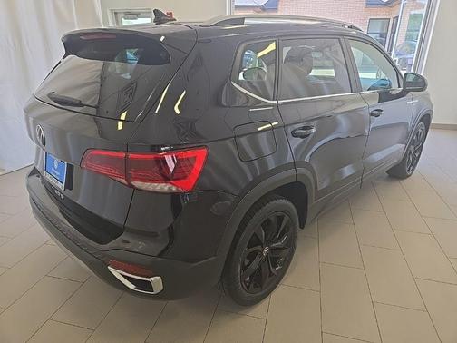 Deep Black Pearl Effect 2023 Volkswagen Taos 1.5T SE