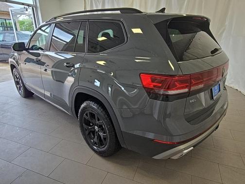2024 Volkswagen Atlas 2.0T Peak Edition SEL