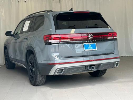 2024 Volkswagen Atlas 2.0T Peak Edition SEL
