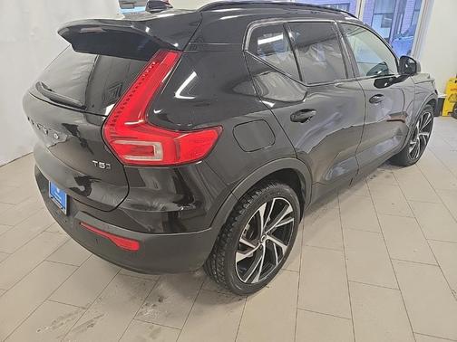 2022 Volvo XC40 T5 R-Design