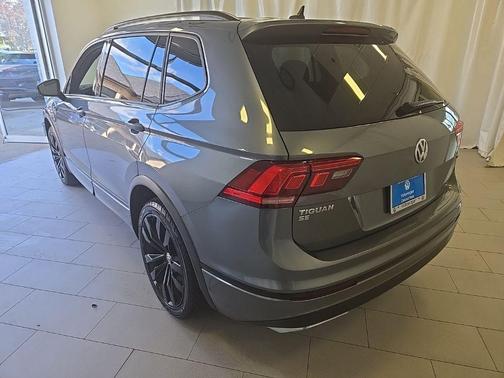 Platinum Gray Metallic 2020 Volkswagen Tiguan 2.0T SE R-Line Black