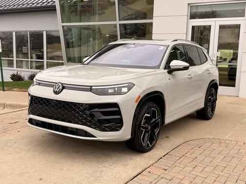 2025 Volkswagen Tiguan 2.0T SE R-Line Black