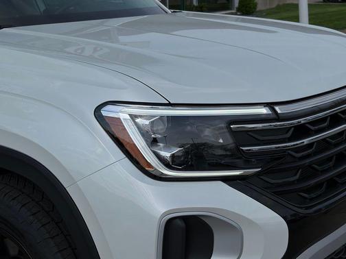 Opal White Pearl 2026 Volkswagen Atlas 2.0T Peak Edition