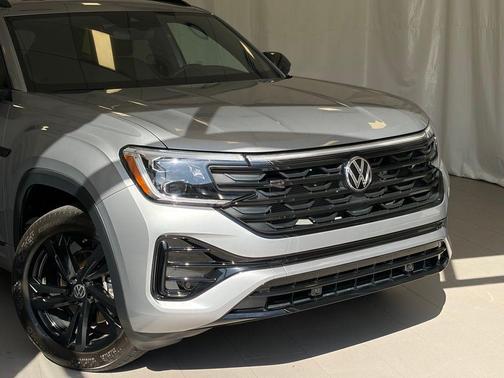 Silver Mist Metallic 2025 Volkswagen Atlas Cross Sport 2.0T SEL R-Line Black