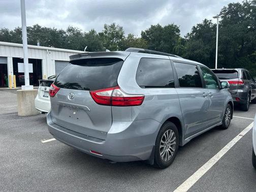 2018 Toyota Sienna XLE