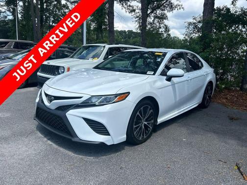 Super White 2019 Toyota Camry SE