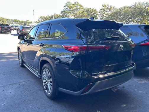 Midnight Black Metallic 2022 Toyota Highlander Platinum