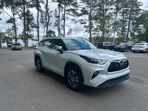 Wind Chill Pearl 2023 Toyota Highlander XLE