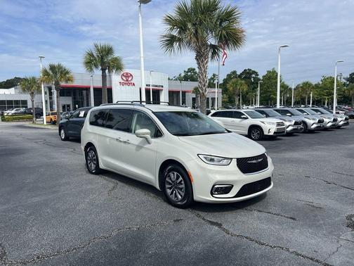 Luxury White Pearlcoat 2021 Chrysler Pacifica Hybrid Touring L