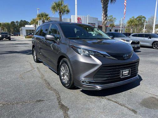 2023 Toyota Sienna XLE