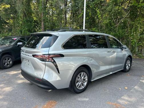 2024 Toyota Sienna XLE 8 Passenger