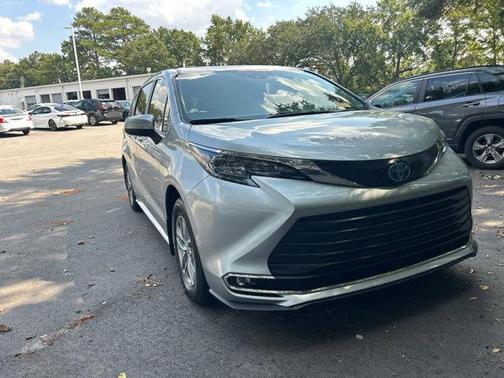 2024 Toyota Sienna XLE 8 Passenger