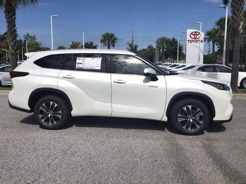 Blizzard Pearl 2020 Toyota Highlander Hybrid XLE