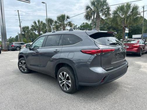 Magnetic Gray Metallic 2023 Toyota Highlander XLE