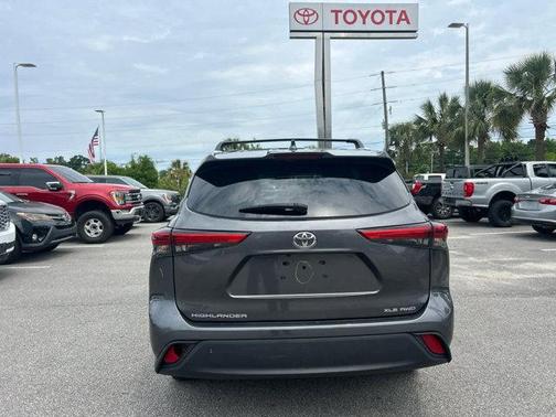 Magnetic Gray Metallic 2023 Toyota Highlander XLE