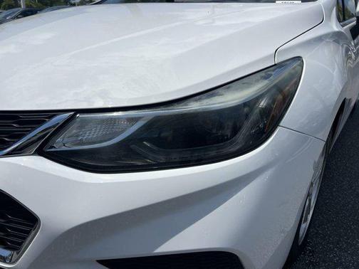Summit White 2018 Chevrolet Cruze LT