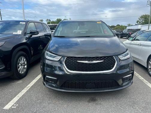 Brilliant Black Crystal Pearlcoat 2023 Chrysler Pacifica Touring L