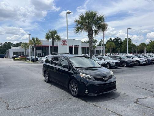 Midnight Black Metallic 2018 Toyota Sienna SE Premium