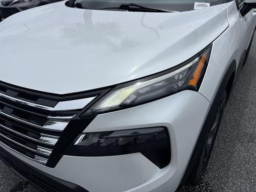 Everest White Pearl 2024 Nissan Rogue SV
