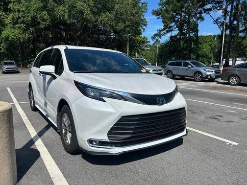 2024 Toyota Sienna XLE 8 Passenger