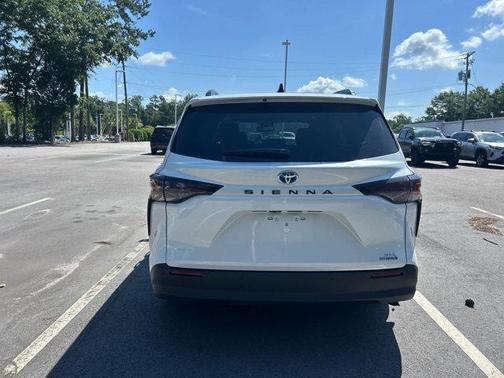 2024 Toyota Sienna XLE 8 Passenger