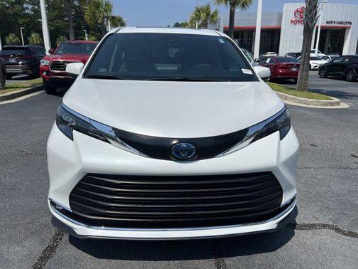 2024 Toyota Sienna XLE 8 Passenger