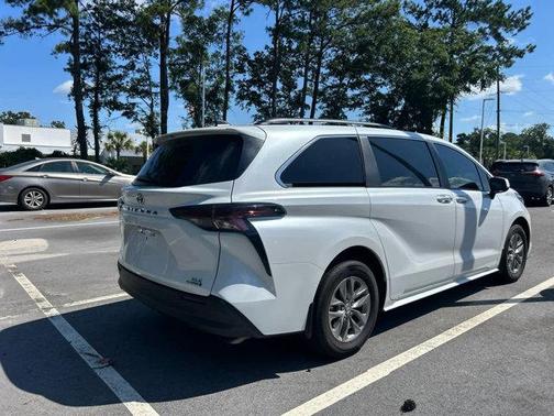 2024 Toyota Sienna XLE 8 Passenger