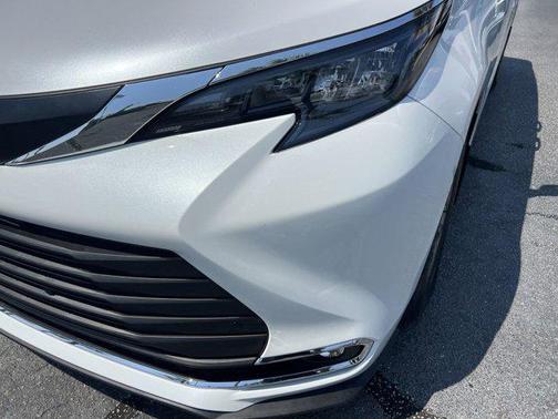 2024 Toyota Sienna XLE 8 Passenger