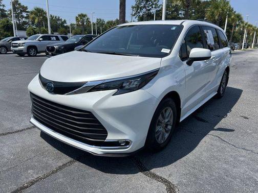 2024 Toyota Sienna XLE 8 Passenger