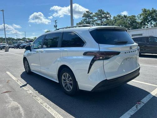 2024 Toyota Sienna XLE 8 Passenger