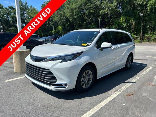 2024 Toyota Sienna XLE 8 Passenger