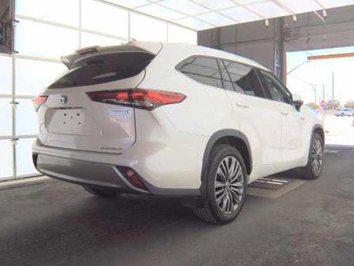 2021 Toyota Highlander Hybrid Platinum