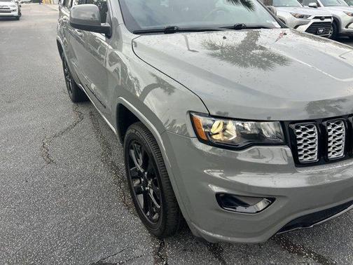 2022 Jeep Grand Cherokee Laredo