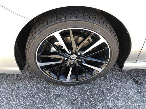 Celestial Silver/Midnight Black Metallic 2019 Toyota Camry XSE