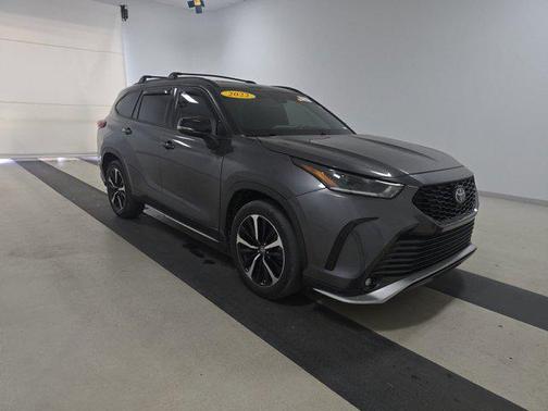 Magnetic Gray Metallic 2022 Toyota Highlander XSE